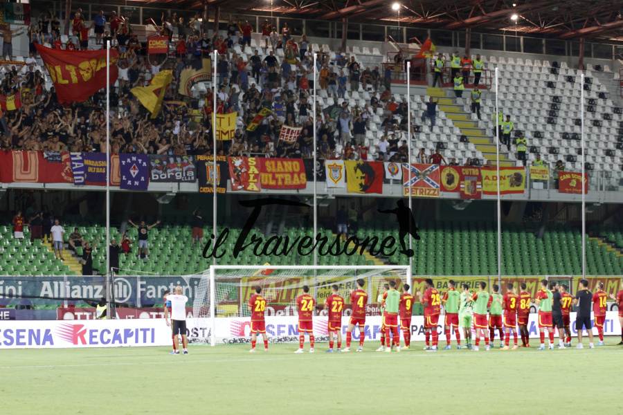 giocatori sotto la curva a Cesena